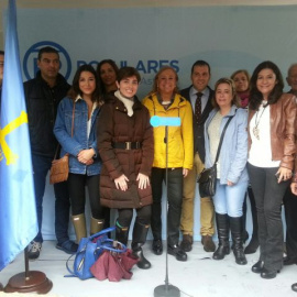 La presidenta del PP asturiano,Mercedes Fernández, junto al alcalde de Cangas de Onís, José Manuel González, diputadas y varios de los asistentes. -PP Asturias