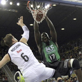 Savané anota ante Nocioni en el partido Barcelona-Unicaja. / EFE