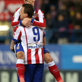 El delantero del Atlético de Madrid, Antoine Griezmann, celebra con su compañero Mario Mandzukic, el primer gol marcado ante el Almería. /EFE