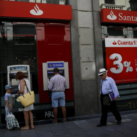 Una oficina del Banco Santander en Madrid. REUTERS