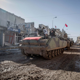 Carros de combate turcos llegan a la la norteña ciudad siria de Kobani, de regreso de la operación militar de rescate  de unos 40 soldados que llevaban meses rodeados por el Estado Islámico. REUTERS / Mursel Cobán