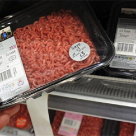 Preparado de carne picada en un supermercado de Londres. EFE