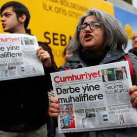 Varias personas apoyan al diario 'Cumhuriyet' frente a su sede en Estambul. REUTERS/Murad Sezer