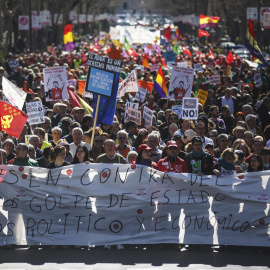 Imagen de la cabecera de la manifestación convocada por las mareas ciudadanas hoy en en centro de Madrid. /REUTERS