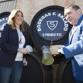 La presidenta de la junta de Andalucía, Susana Díaz, junto al alcalde de Umbrete (Sevilla), Joaquín Fernández. / JOSÉ MANUEL VIDAL (EFE)