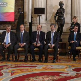El jefe del Ejecutivo, Mariano Rajoy, junto a otras autoridades del Estado y los expresidentes Aznar y Zapatero durante el acto en el Palacio Real. / J.J. GUILLÉN