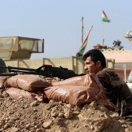 Un peshmerga durante los combates contra el Estado Islámico en Abu Jarboa. REUTERS/Azad Lashkari