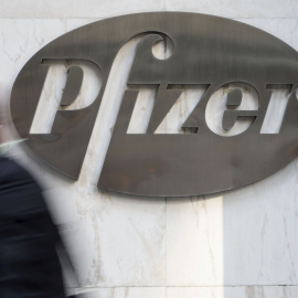 Un transeunte pasa por delante de la sede mundial de Pfizer en Nueva York. REUTERS/Andrew Kelly