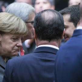 La canciler alemana Angela Merkel, charla en un corrillo con el presidente francés Francois Hollande y el primer ministro griego Alexis Tsipras, en la última cumbre de Bruselas, hace diez días. REUTERS/Yves Herman