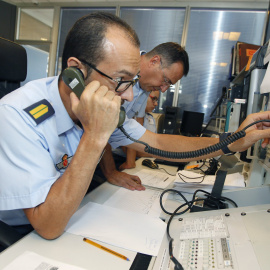 Operarios del Ejercito del Aire, en el centro coordinador de salvamento de Gando (Las Palmas de Gran Canaria), durante la organización del rescate al helicóptero que cayó al mar el pasado jueves. EFE/G.Pasamontes