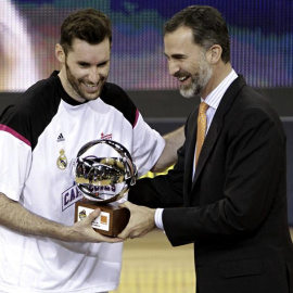 Rudy Fernández recibe de manos del rey el trofeo MVP de la Copa. EFE