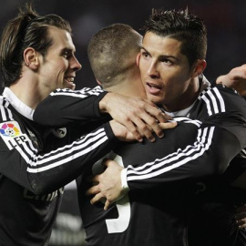 Cristiano Ronaldo se abraza a Christian Bale tras celebrar un gol./ REUTERS