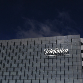 El logo de Telefónica en la sede de la operadora española en el distrito de Las Tablas, en Madrid. REUTERS/Juan Medina