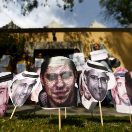 Fotos del bloguero Raif Badawi durante una manifestación reivindicando su liberación de la cárcel. REUTERS