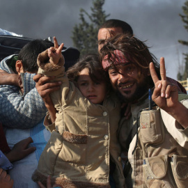 Un combatiente rebelde con una niña en Alepo (Siria). REUTERS/Ammar Abdullah