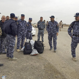 Policias iraquíes en el checkpoint de Bartala esperan para ser enviados como refuerzos a Mosul. /EFE