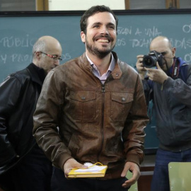 El candidato de IU a la Presidencia del Gobierno, Alberto Garzón, durante la presentación de su propuesta de medidas socioeconómicas para la salida de la crisis, hoy en un instituto de secundaria de Madrid. EFE/Emilio Naranjo