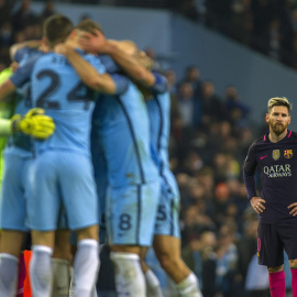 El jugador del Barcelona Lionel Messi (2-d) se lamenta mientras jugadores del Manchester City celebran después de anotar un gol hoy, martes 1 de noviembre de 2016, durante un partido por el grupo C de la Liga de Campeones entre el Mancheste