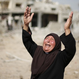 Una mujer en Palestina llora tras un bombardeo, en 2014./ REUTERS