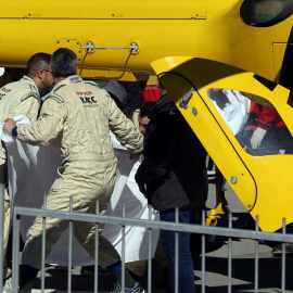 Fernando Alonso, evacuado en helicóptero tras el accidente. EFE/Toni Albir