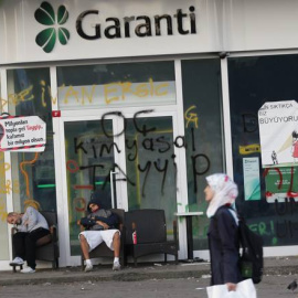 Una oficina del banco turco Garanti, con pintadas tras las revueltas de la 'primavera turca'. REUTERS/Osman Orsal