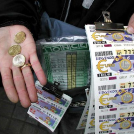 Un vendedor de la ONCE sostiene unos cupones en la mano.