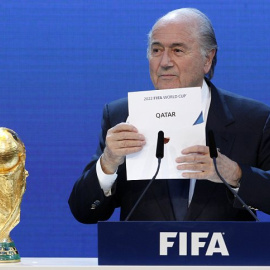 Blatter mostrando el sobre de Qatar como organizador del Mundial 2022.