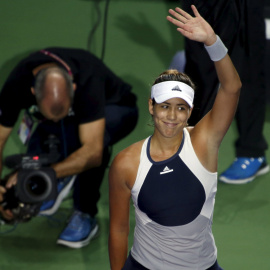 Garbiñe Muguruza saluda al público de Singapur tras vencer a Kvitova. /REUTERS