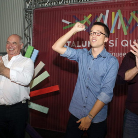 El cabeza de lista por Tarragona de  Catalunya Sí que es Pot, Gerard Bargalló, a la derecha, en un mitin de la formación con Iñigo Errejón y Lluís Rabell. EFE/ Jaume Sellart