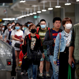 24/01/2020 - Pasajeros con mascarillas por el coronavirus en el aeropuerto de Suvarnabhumi, en Tailandia. / EFE