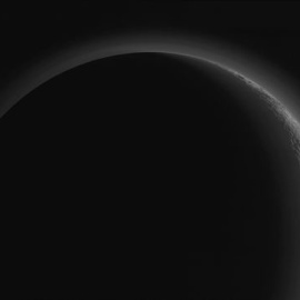 Plutón muestra espectaculares brumas atmosféricas en una nueva imagen de la misión New Horizons, que muestra al completo el creciente del planeta enano.
