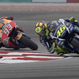 Rossi y Márquez toman una curva en Sepang antes el famoso episodio de la patada del italiano al español. /EFE