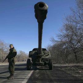 Un hombre armado permanece junto a un tanque de los autoproclamados separatistas de la República Popular de Donetsk./REUTERS-Baz Ratner