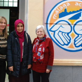 De izquierda a derecha, Arantxa Triguero, Gulseher y Adela Jiménez, a las puertas de Málaga Acoge. DAVID BOLLERO