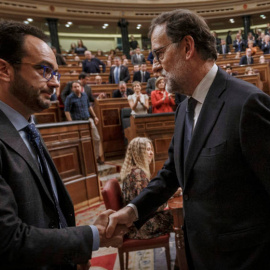 Antonio Hernando estrecha la mano de Mariano Rajoy tras su reelección como presidente en el debate de investidura del Congreso. Archivo Reuters