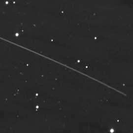 Trayectoria del NEO 2015 TB145 (trazo en la imagen sobre el fondo de estrellas) la noche del 27 de octubre durante tres horas. Las observaciones fueron realizadas desde el Telescopio Isaac Newton (INT) ubicado en el Observatorio del Roque d