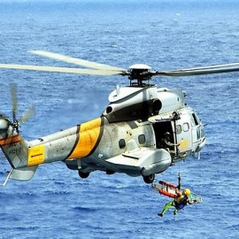 Helicóptero de Defensa durante la búsqueda de los militares fallecidos