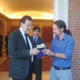 Pablo Iglesias entrega a Mariano Rajoy la obra de Antonio Machado 'Juan de Mairena'.- PODEMOS