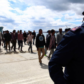 Imagen de archivo de la Policía italiana escoltando a un grupo de inmigrantes en el puerto siciliano de Augusta. REUTERS