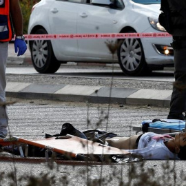 Vista del cuerpo sin vida del joven palestino abatido por las fuerzas de seguridad israelíes tras presuntamente tratar de apuñalar a un guarda de fronteras israelí. EFE/ALAA BADARNEH