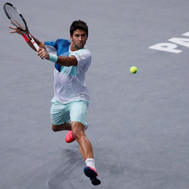 El tenista español Fernando Verdasco devuelve la bola al británico Andy Murray. /EFE