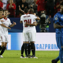 Los jugadores del Sevilla celebran el segundo gol del equipo andaluz ante el Dinamo de Zagreb. /EFE