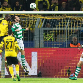 El jugador del Dortmund Adrian Ramos (i) anota el único gol del partido contra el Sporting. /EFE