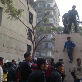 La exigencia de Mohamed encierra toda una verdad que conecta la libertad de un pueblo con su derecho a tener pan. Y con el pan, las rosas.