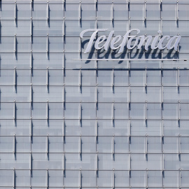 El logo de Telefónica en la sede de la operadora española en el distrito de Las Tablas, en Madrid. REUTERS/Juan Medina