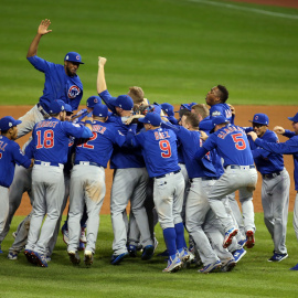 Los jugadores de los Chicago Cubs celebran por todo lo alto la conquista de las Series Mundiales. /REUTERS