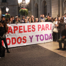 Concentración en la plaça Sant Jaume para exigir el cierre del CIE de la Zona Franca. / MARC FONT