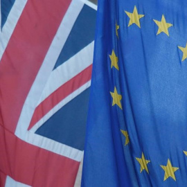 Las banderas británica y de la UE en Westminster, Londres. REUTERS/Toby Melville