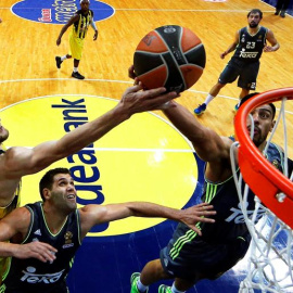Reyes y Ayón luchan por el balón con Vesely. EFE/Tolga Bozoglu