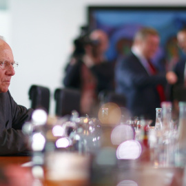 El ministro de Finanzas alemán, Wolfgang Schaeuble, espera que comience la reunión semanal del Gobierno de Merkel, en Berlín. REUTERS/Hannibal Hanschke